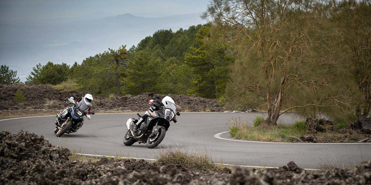 Deux motards prenant un angle sur des motos équipées de pneus Bridgestone Battlax AT41