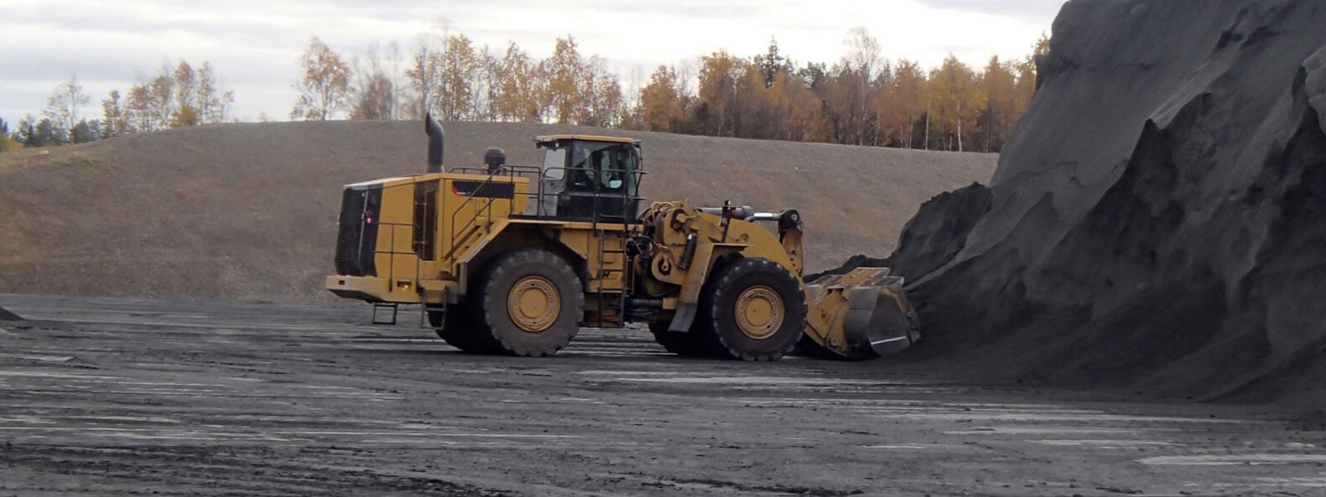 A wheeled loader equipped with Bridgestone off-the-road tyres