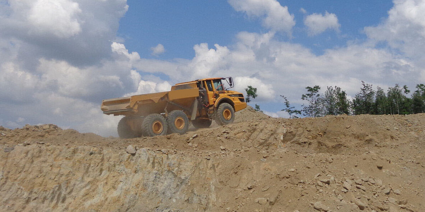 An articulated dump truck equipped with Bridgestone off-the-road tyres