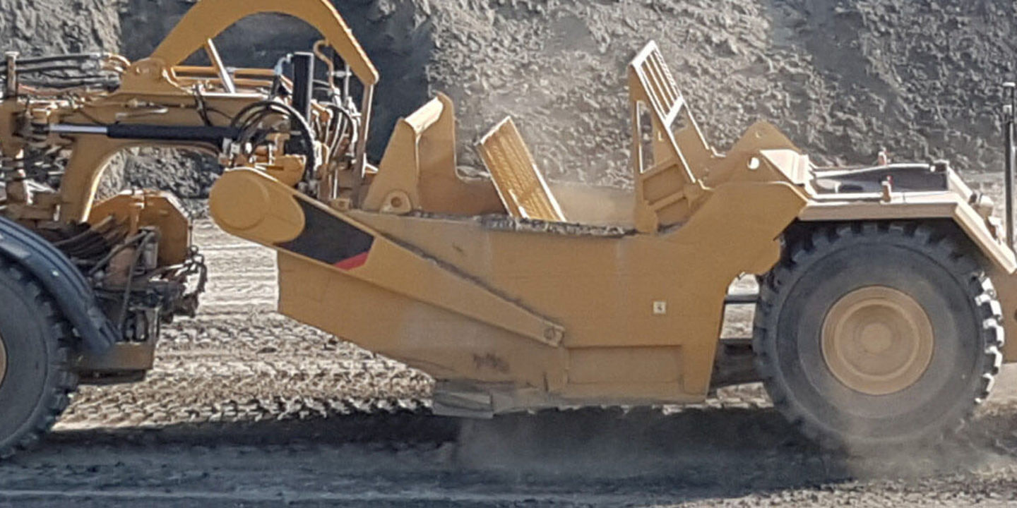 A scraper equipped with Bridgestone off-the-road tyres