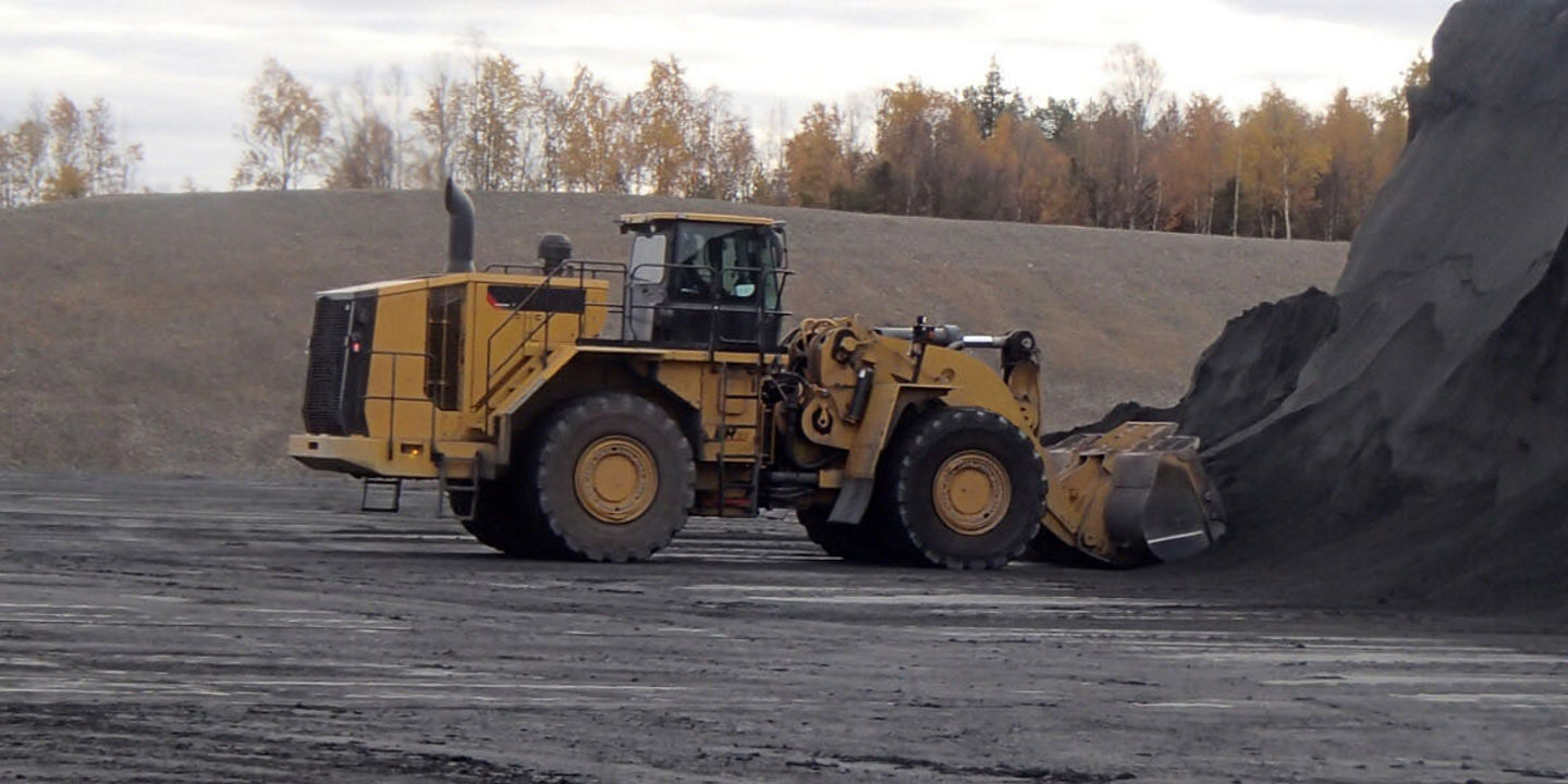 A wheeled loader equipped with Bridgestone off-the-road tyres