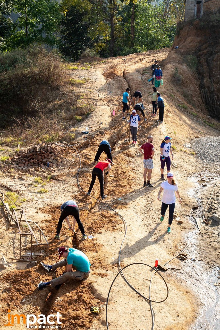 In Nepal war die Woche vor dem Marathon hart, aber äußerst lohnend. Die Läufer bauten mit vereinten Kräften eine Wasserfilteranlage und eine Rohrleitung, die das gesamte Dorf mit sauberem Trinkwasser versorgen wird. Foto: Adam Dickens