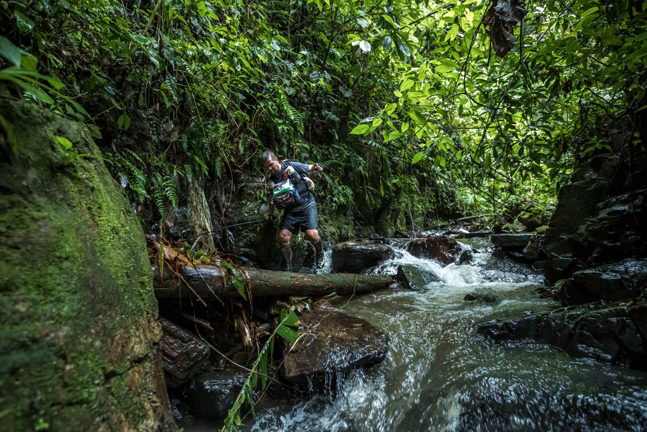 Nicht gerade das, was man von einem klassischen Marathon erwarten würde: Die Teilnehmer des Dschungelmarathons in Brasilien. Bild: Mikkel Beisner / Dschungelmarathon