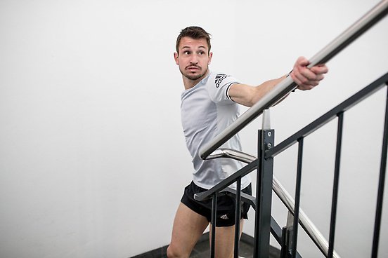 Thomas Dold training in the stairwell of the Main Tower in Frankfurt. Photo: Marcel Meister
