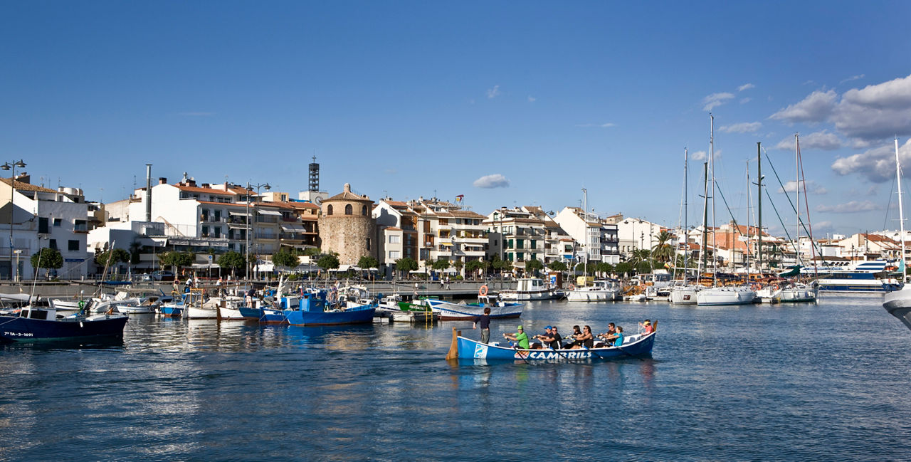 Archivo:Barca de pesca de la modalidad de trasmallo, puerto de Cambrils.jpg  - Wikipedia, la enciclopedia libre