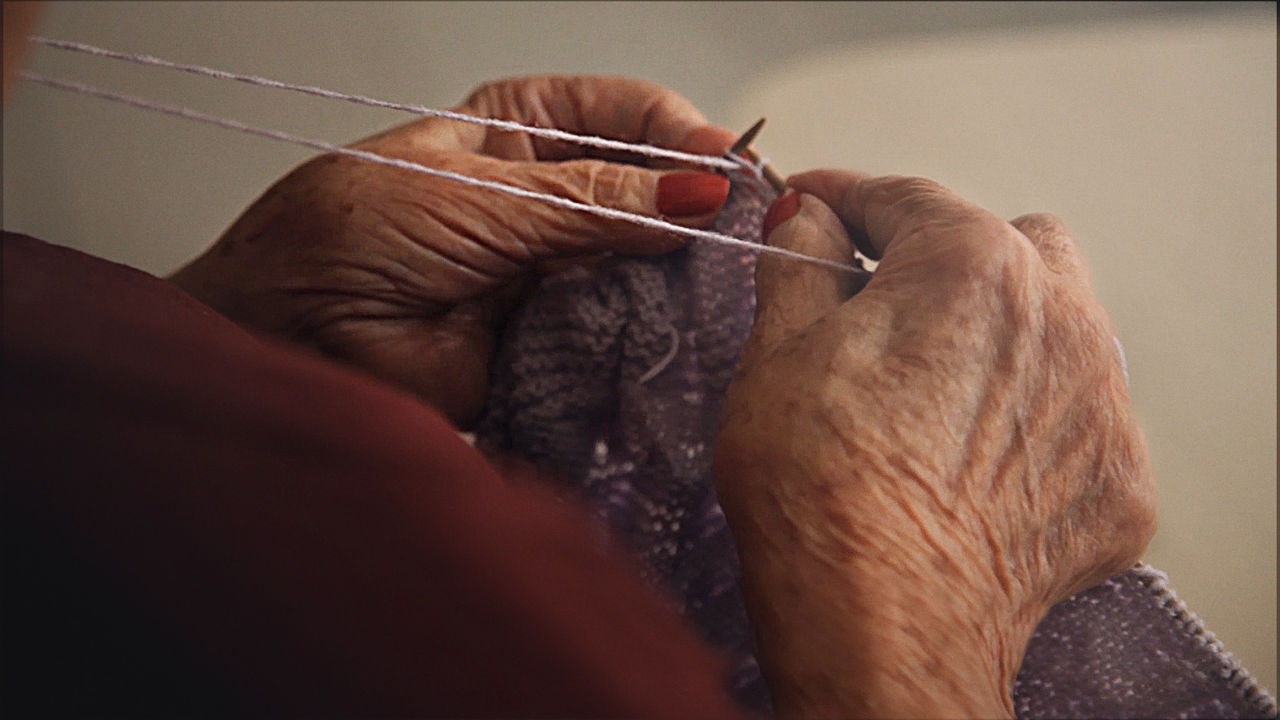 alzheimers-elderly-hands-knitting-smaller.tif