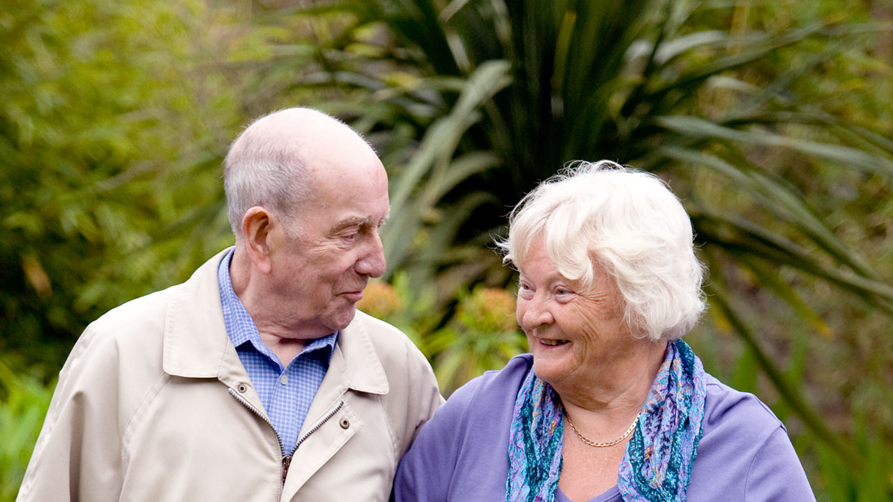 frailty-elderly-couple-walking-3840px.tif