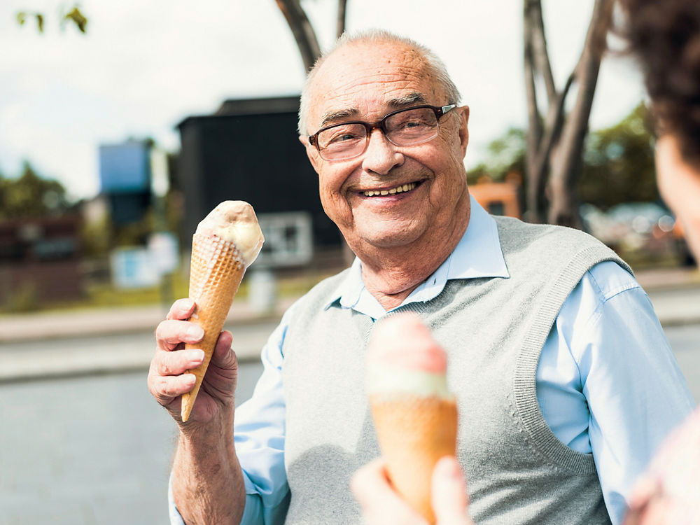 Ein älteres Ehepaar genießt den Sommer mit einem gemeinsamen Eis