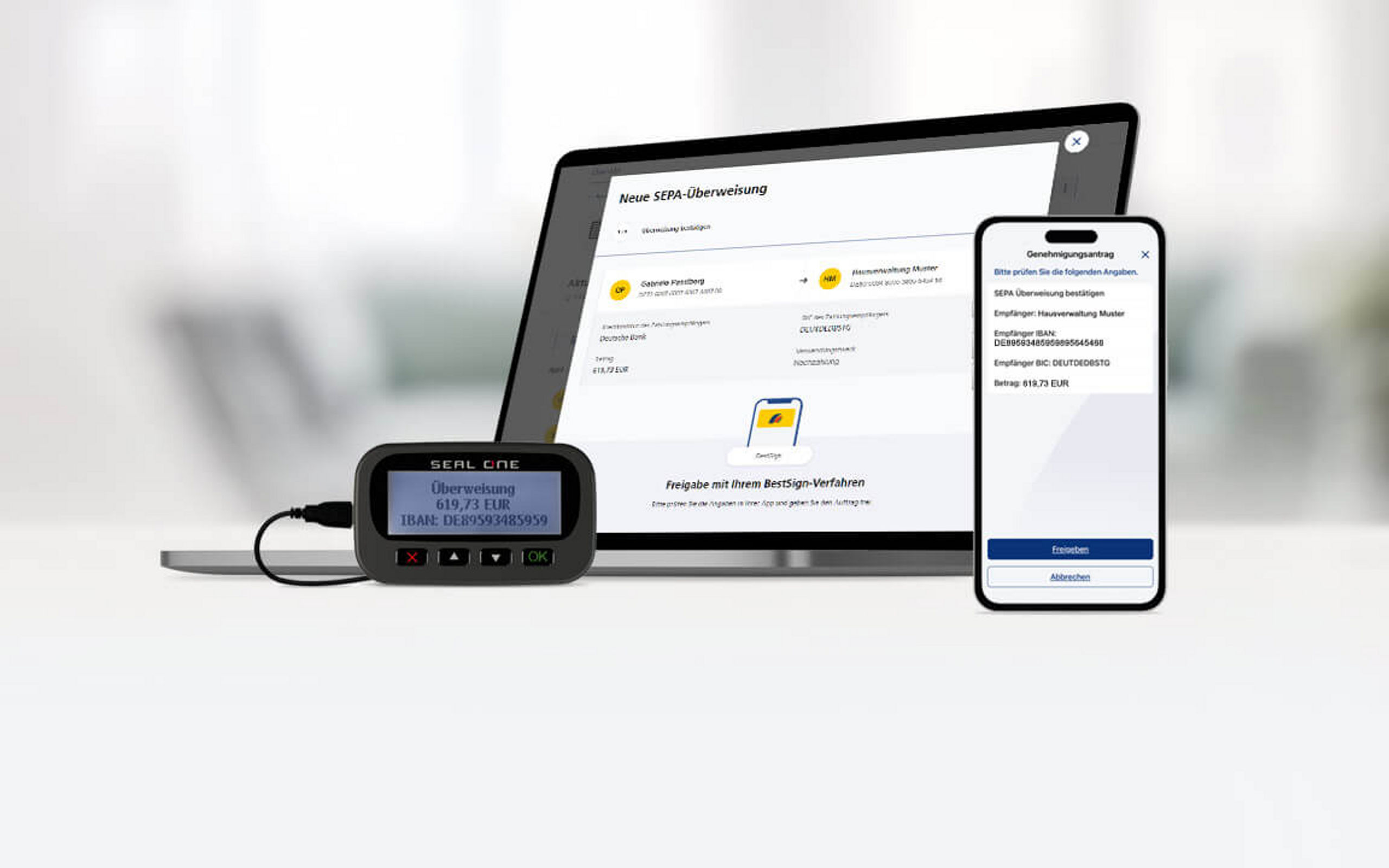 Ein Laptop und ein Mobilfon zeigen die BestSign-Anwendung und ein BestSign-Gerät