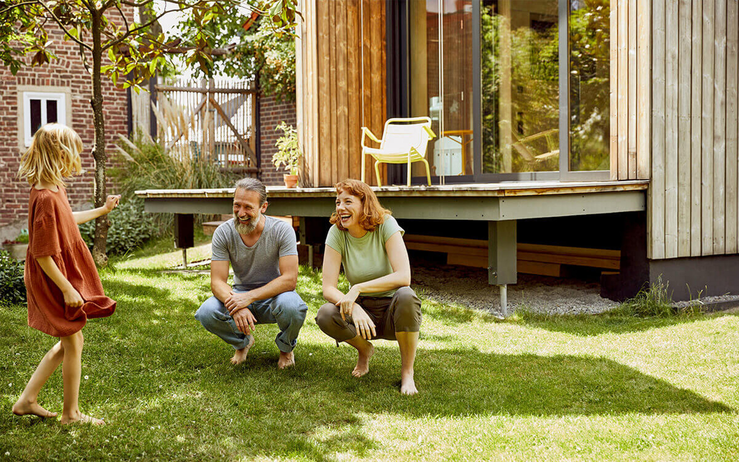 Eine junge Familie vor einem Tiny House