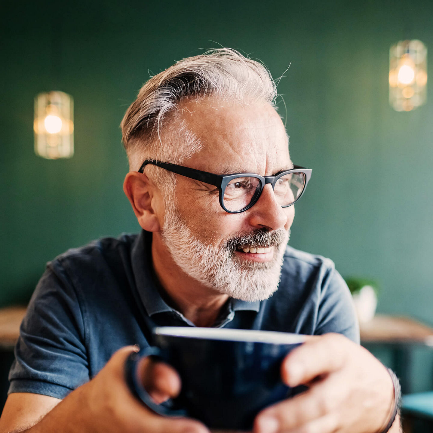 Ein Mann mittleren Alters mit einer Kaffeetasse