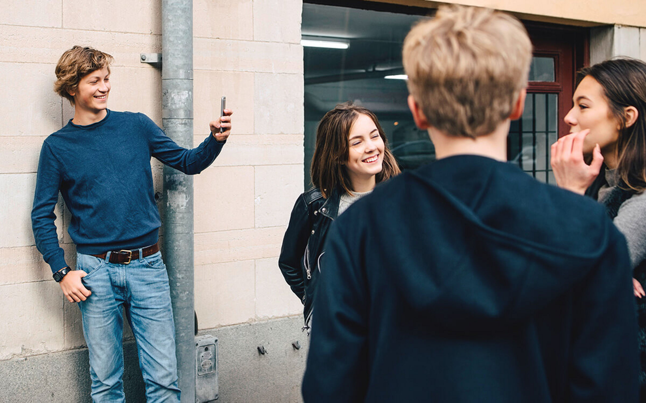 Eine Gruppe Jugendlicher macht Selfies