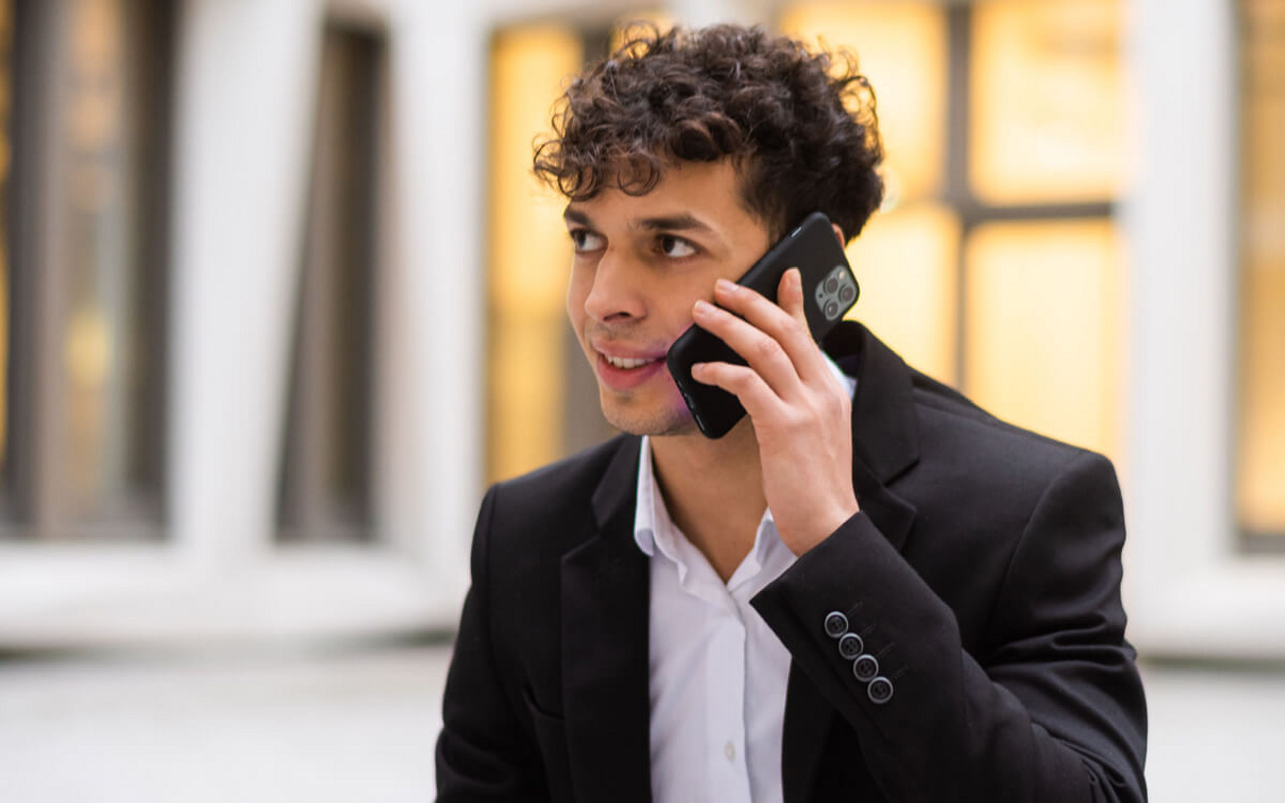 Eine junger Mann telefoniert mit einem Handy