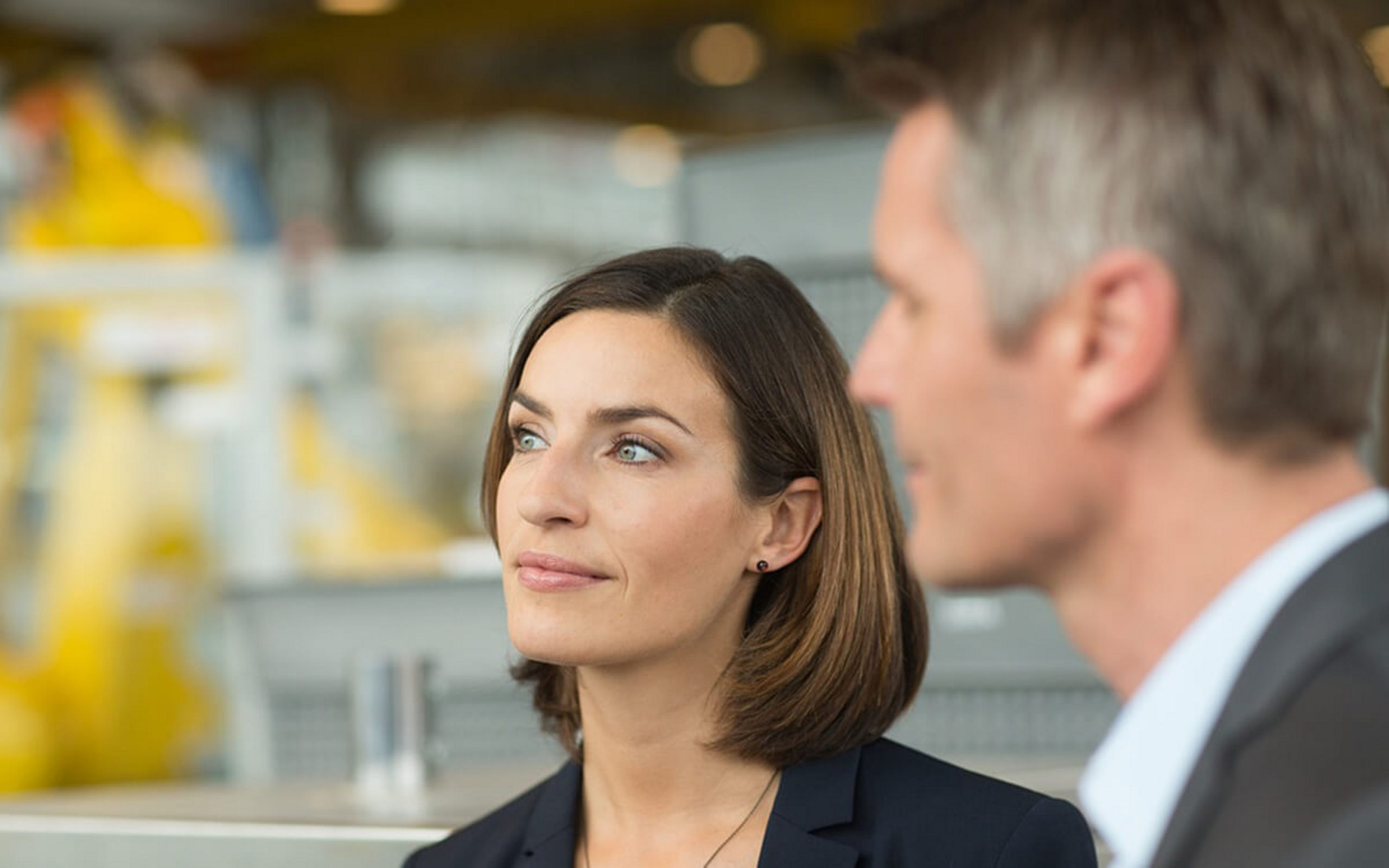 Eine Frau und und ein Mann in Business-Kleidung