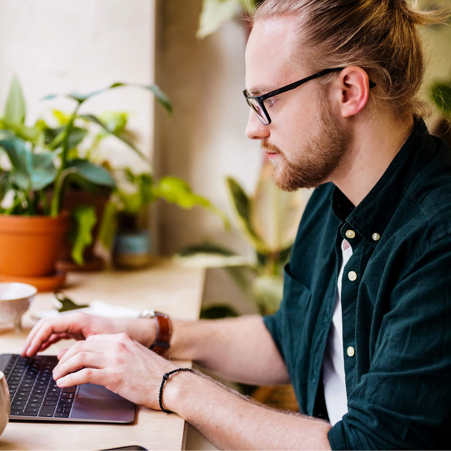 Eine junger Mann arbeitet an einem Laptop