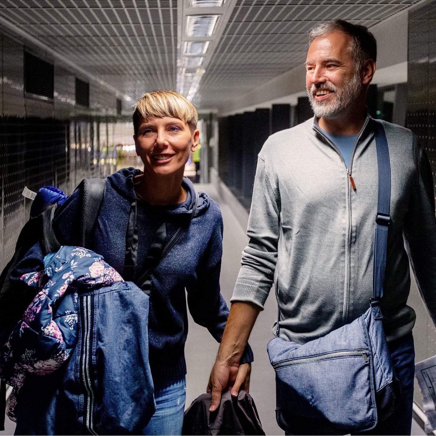 Ein Paar mit Reisegepäck am Flughafen