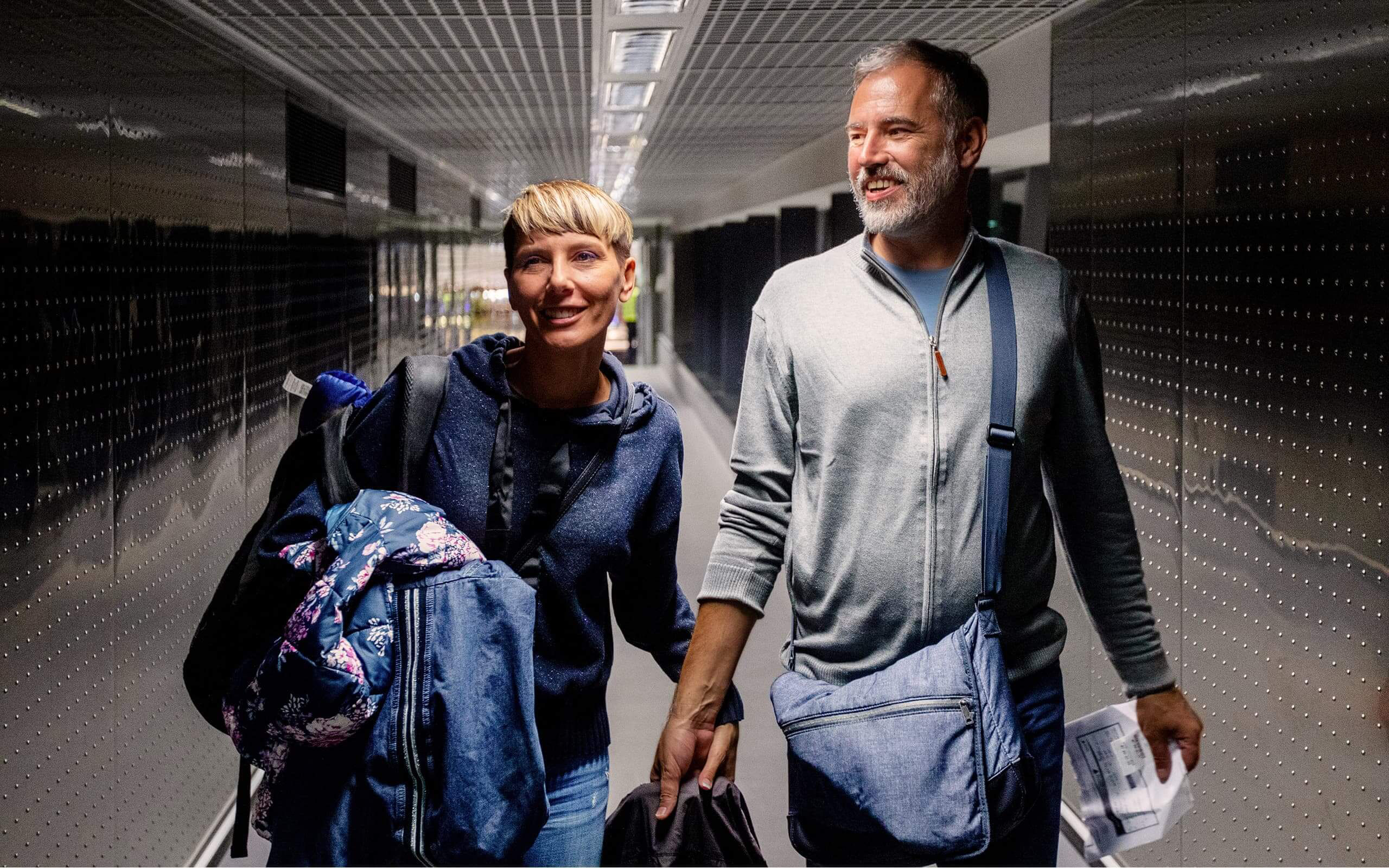 Ein Paar mit Reisegepäck am Flughafen