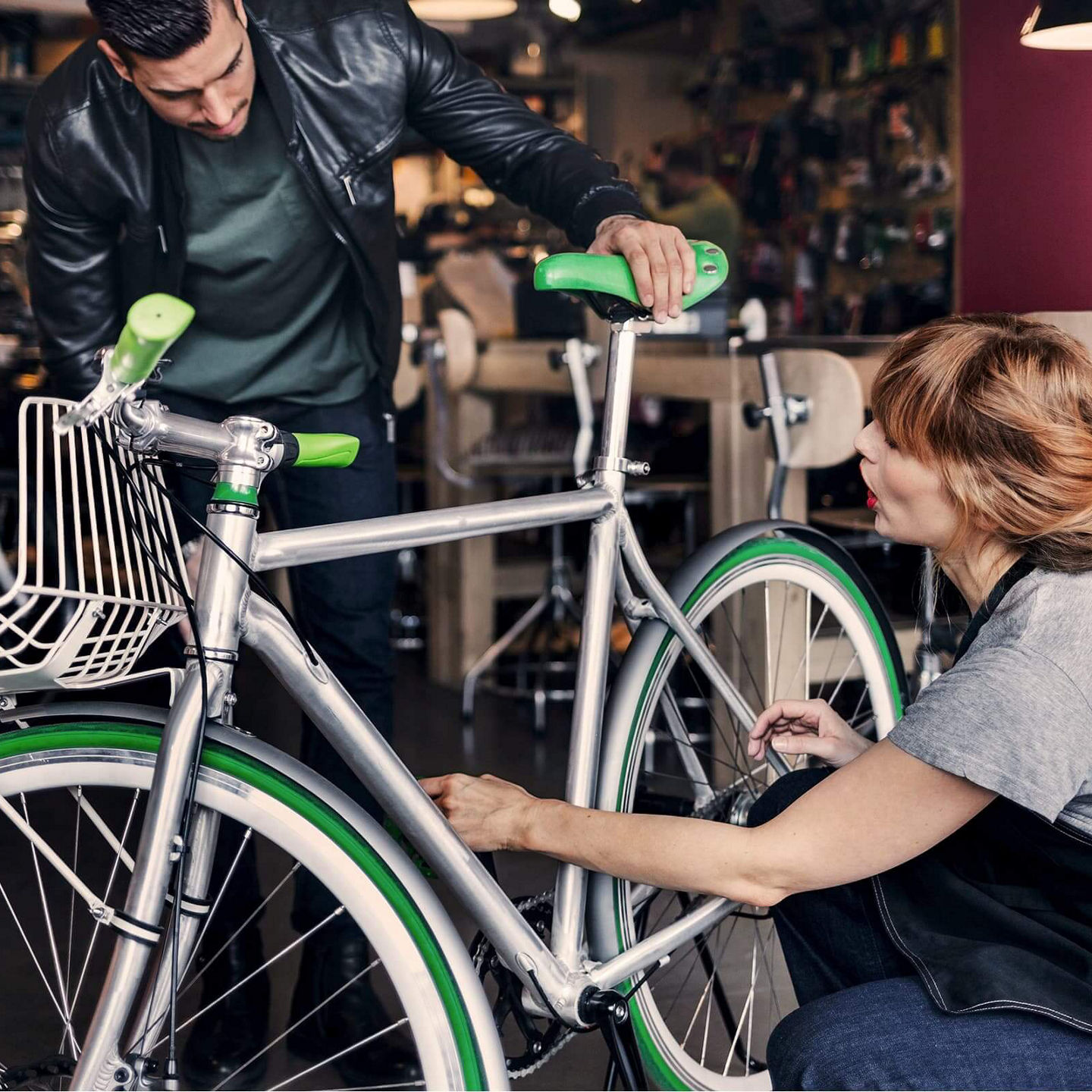 Eine Frau und ein Mann mit einem Fahrrad in einem Fahrradladen