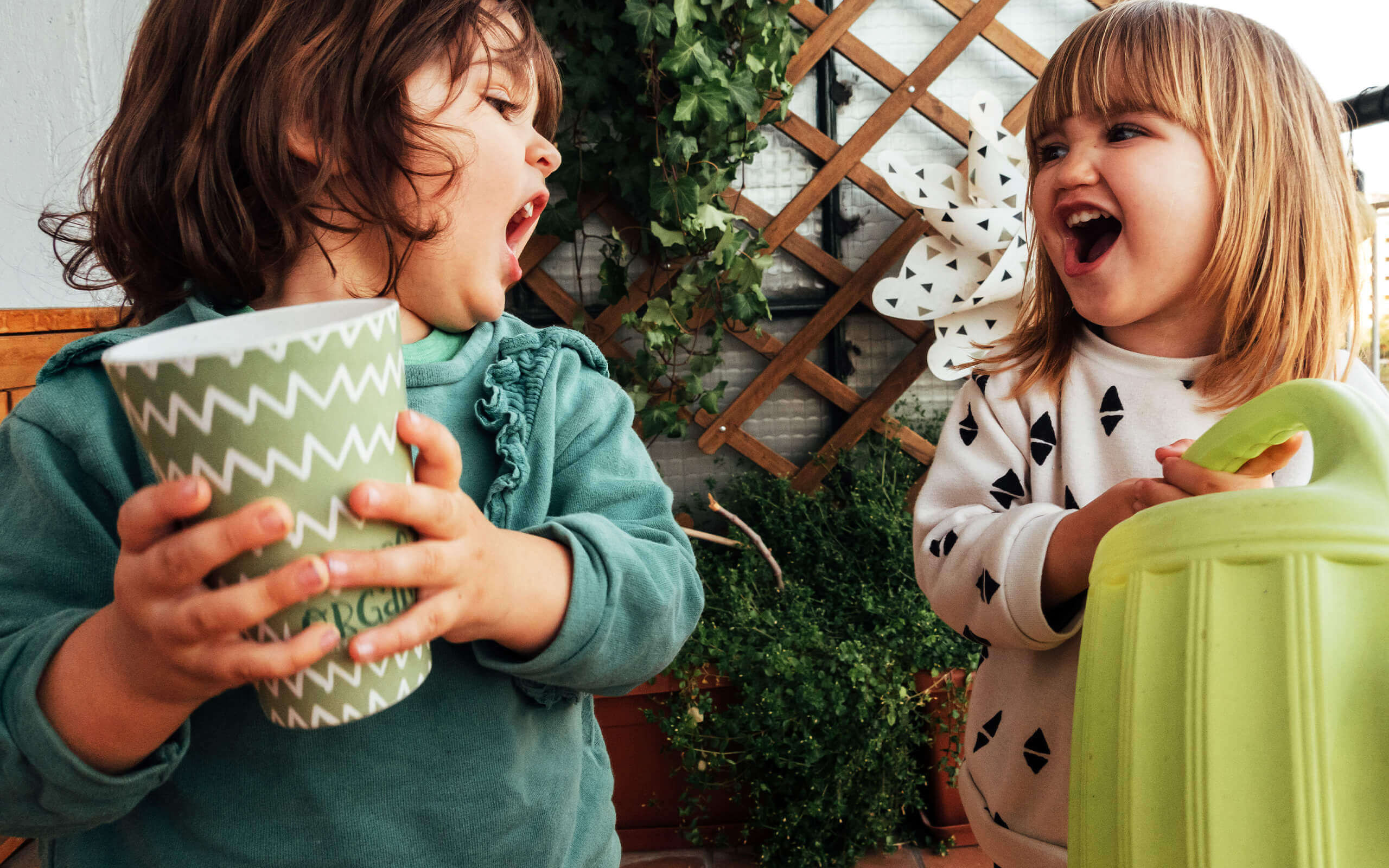 Zwei Kinder im Garten