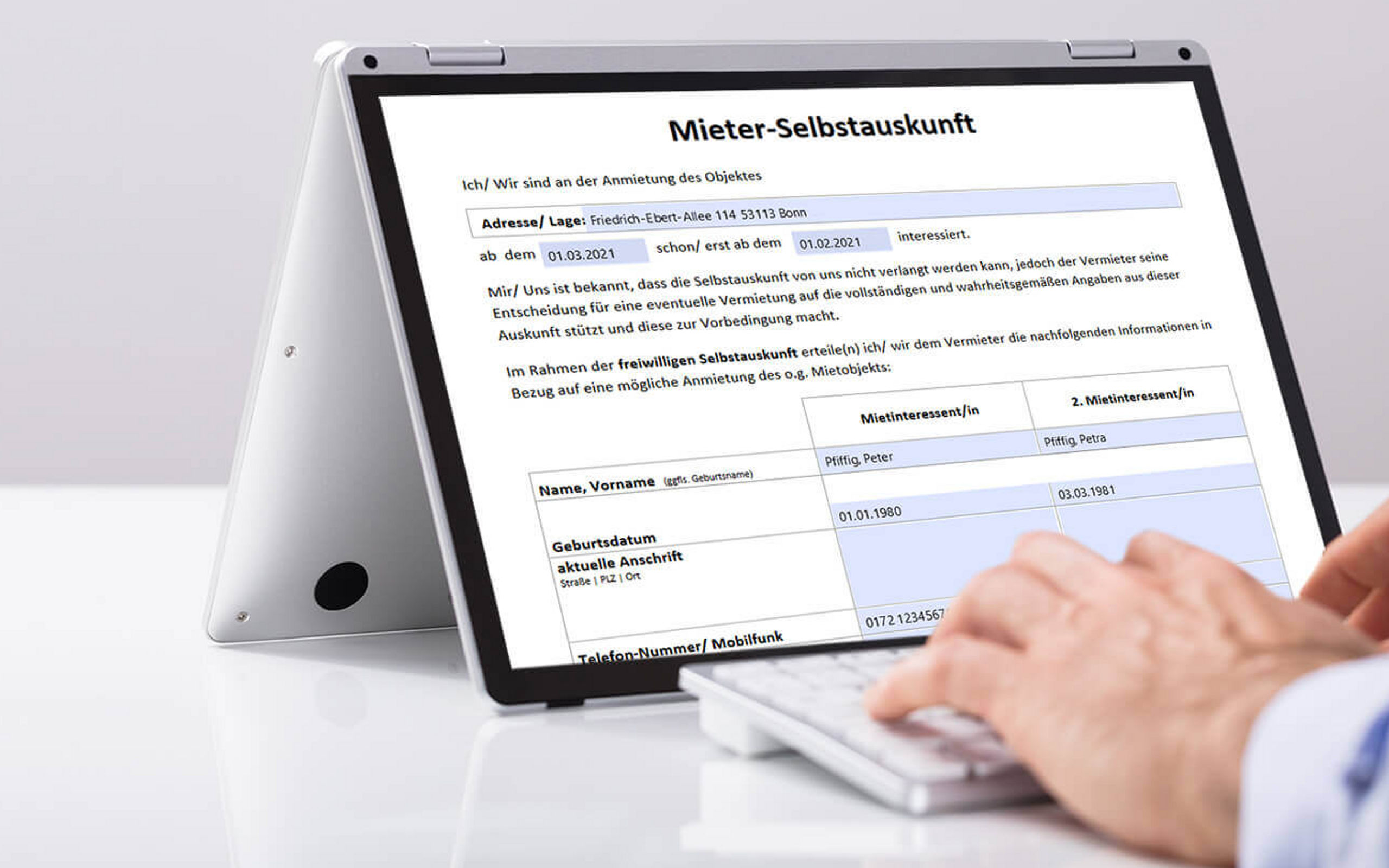 Eine Person füllt am Tablet eine Mieter-Selbstauskunft aus