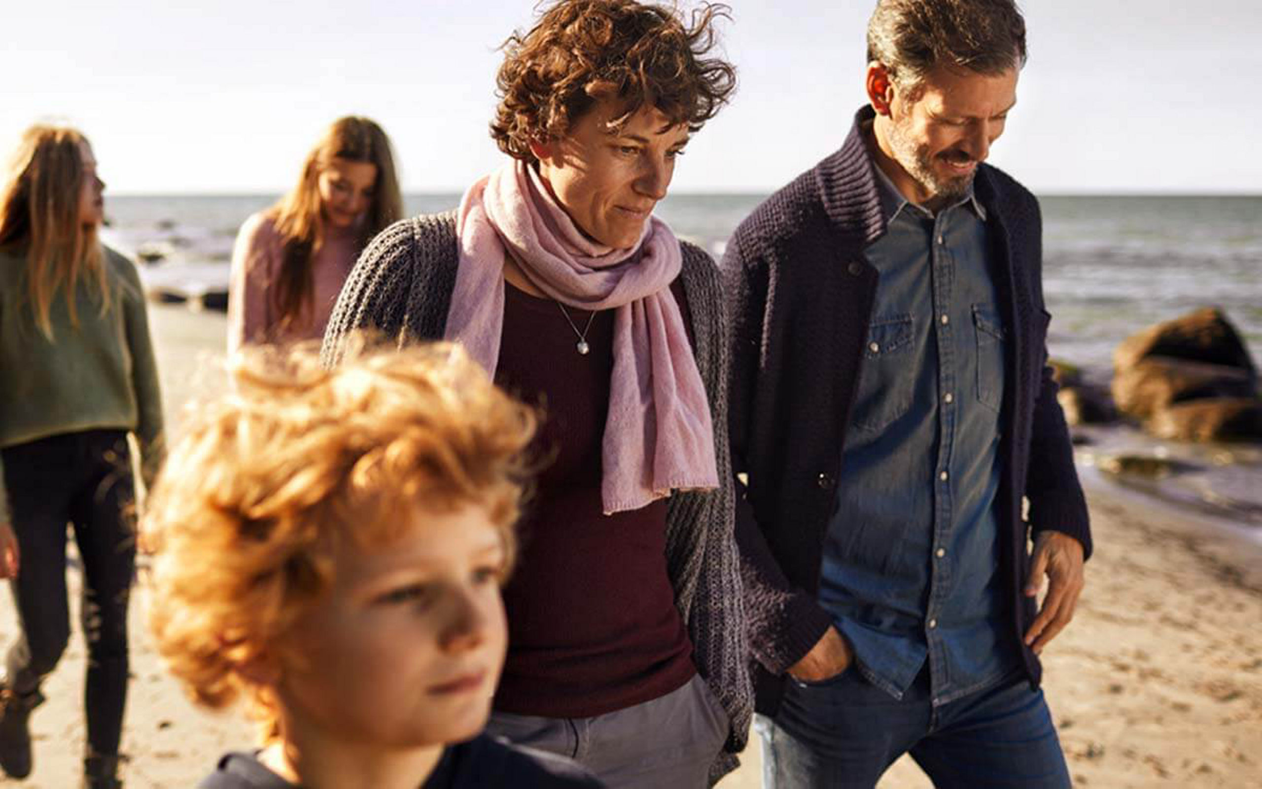 Eine Familie geht am Strand spazieren