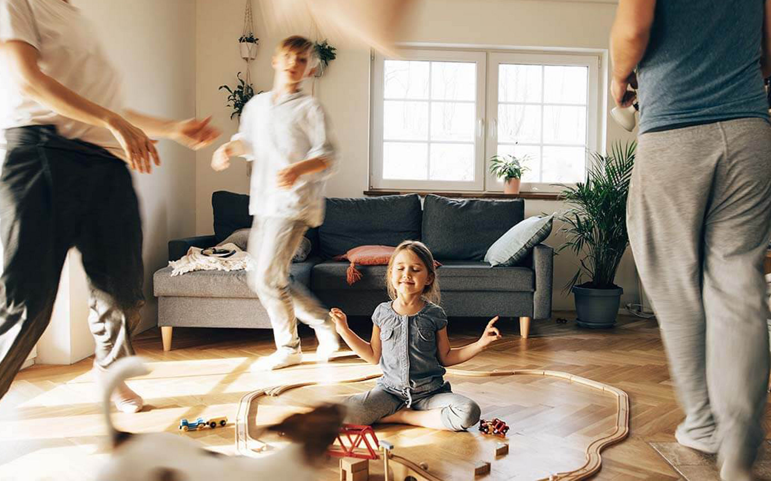 Eine Familie spielt im Wohnzimmer