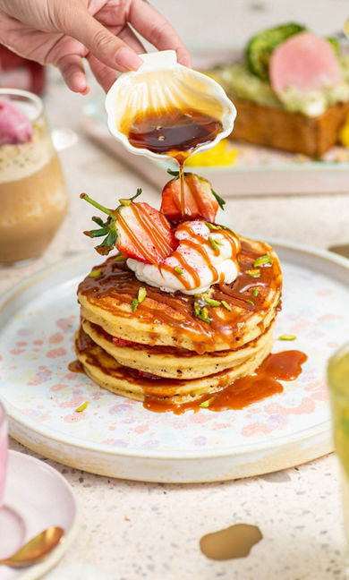 brunch and cake cafe dining