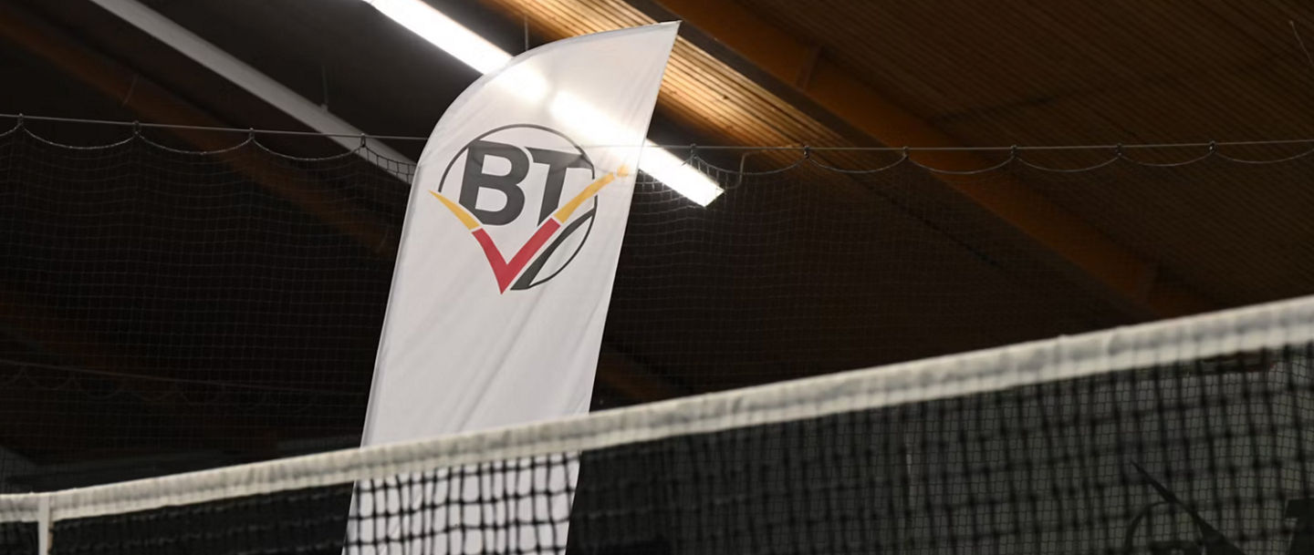 BTV-Beachflag hinter Netz