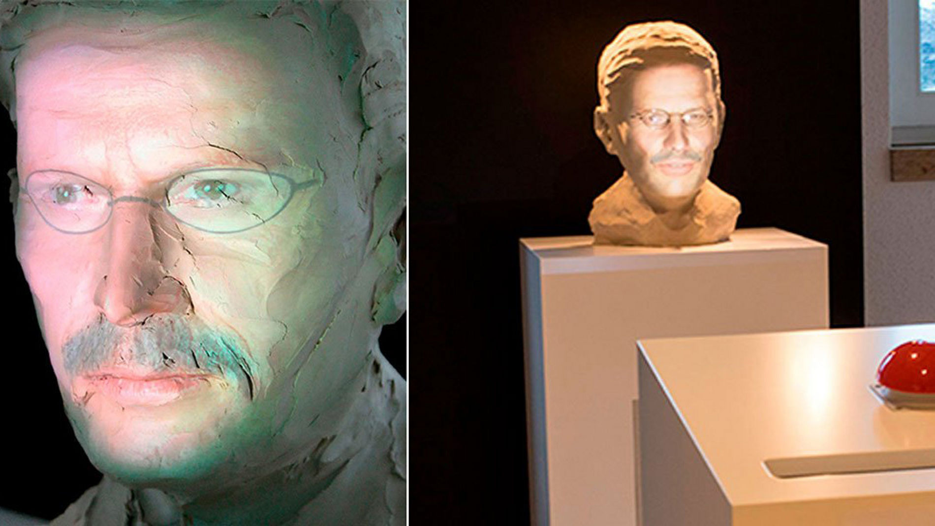 Das Bild zeigt eine Umgebung, die aussieht wie in einem Kunstmuseum oder einer Ausstellungshalle. Es gibt eine Skulptur oder Büste auf einem Podest, sowie ein weiteres Podest mit einem roten Objekt darauf rechts im Bild. Im linken Bereich des Bildes sieht man vegetative oder plastische Formen, die eine künstlerische Installation oder Hintergrund darstellen könnten.
