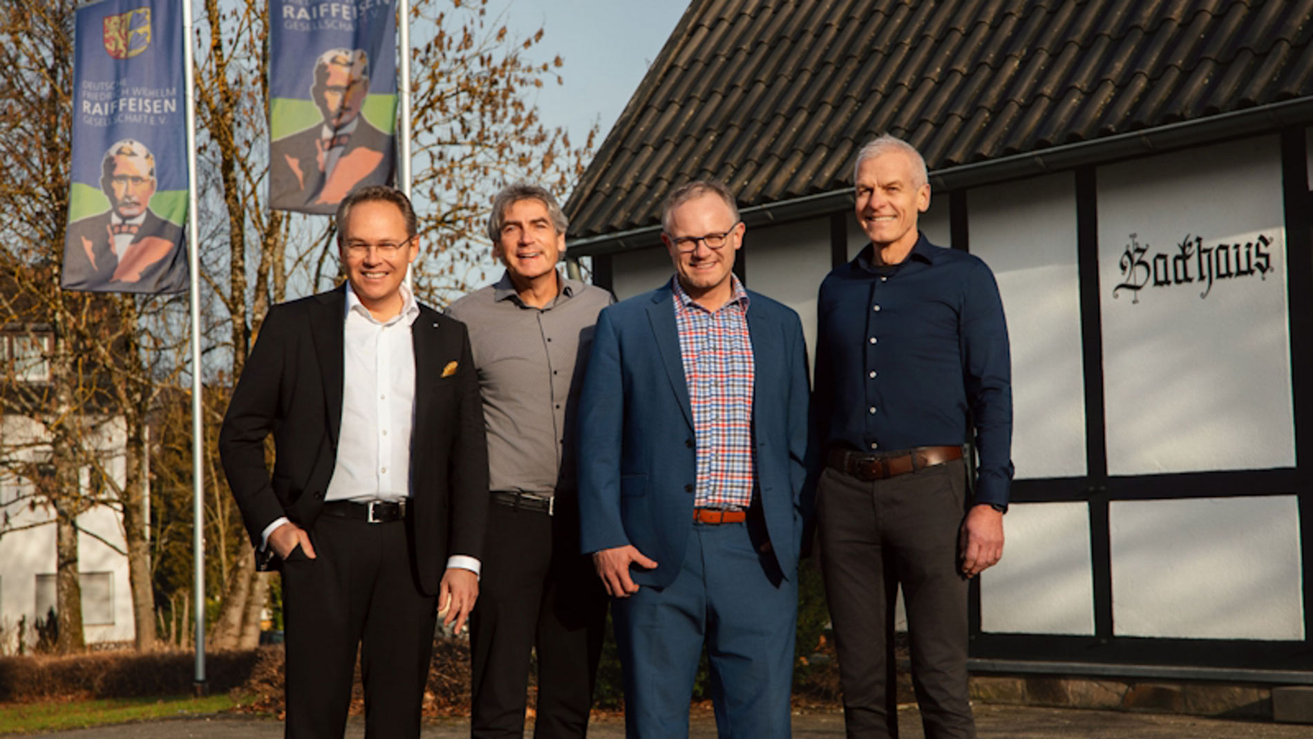 4 Männer vor Fachwerkhaus, Backhaus - Bürgermeister mit Ralf Kölbach