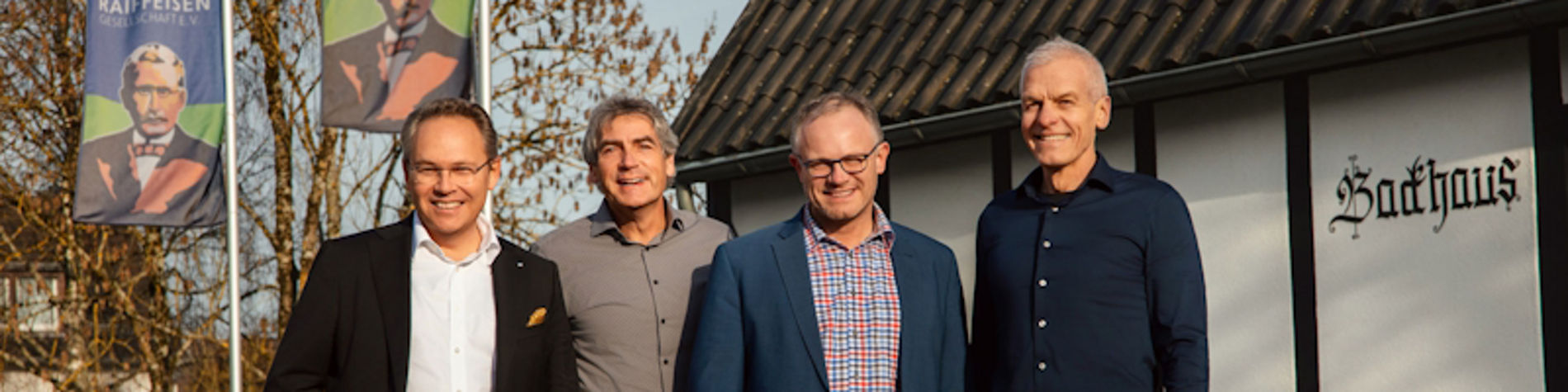 Bürgermeister und Ralf Kölbach, Vorsitzender der Raiffeisen-Gesellschaft, stehen vor dem Backhaus in Weyerbusch