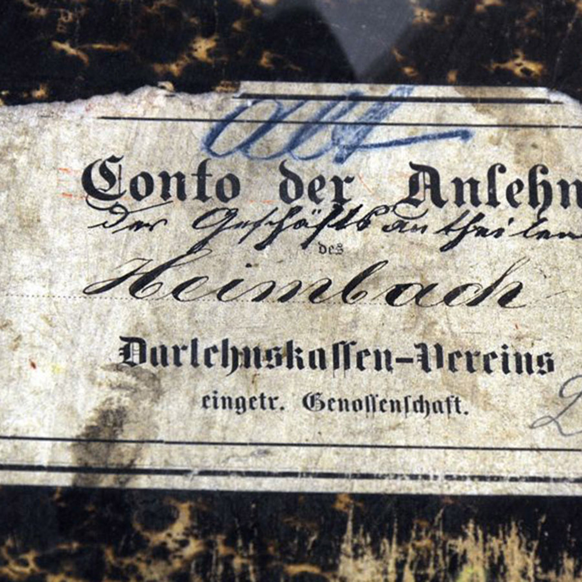 Das Bild zeigt ein altes Konto-Buch.