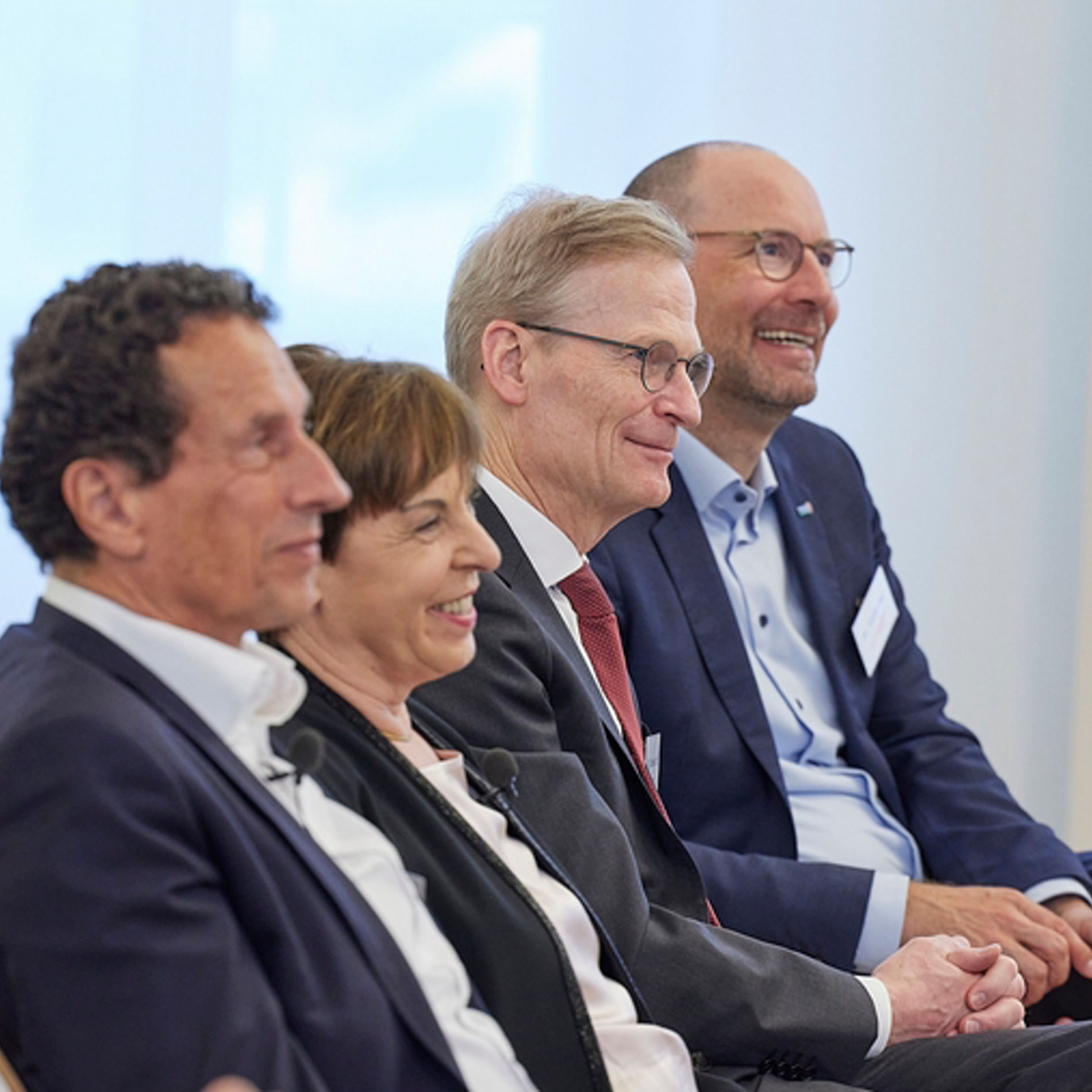 Die Bühne im Blick — Prof. Dr. Dr. h. c. Julian Nida-Rümelin, Prof. Dr. Theresia Theurl, Dr. Eckhard Ott (Deutscher Genossenschafts- und Raiffeisenverband) + Dr. Stefan Mai (v.l.n.re.)