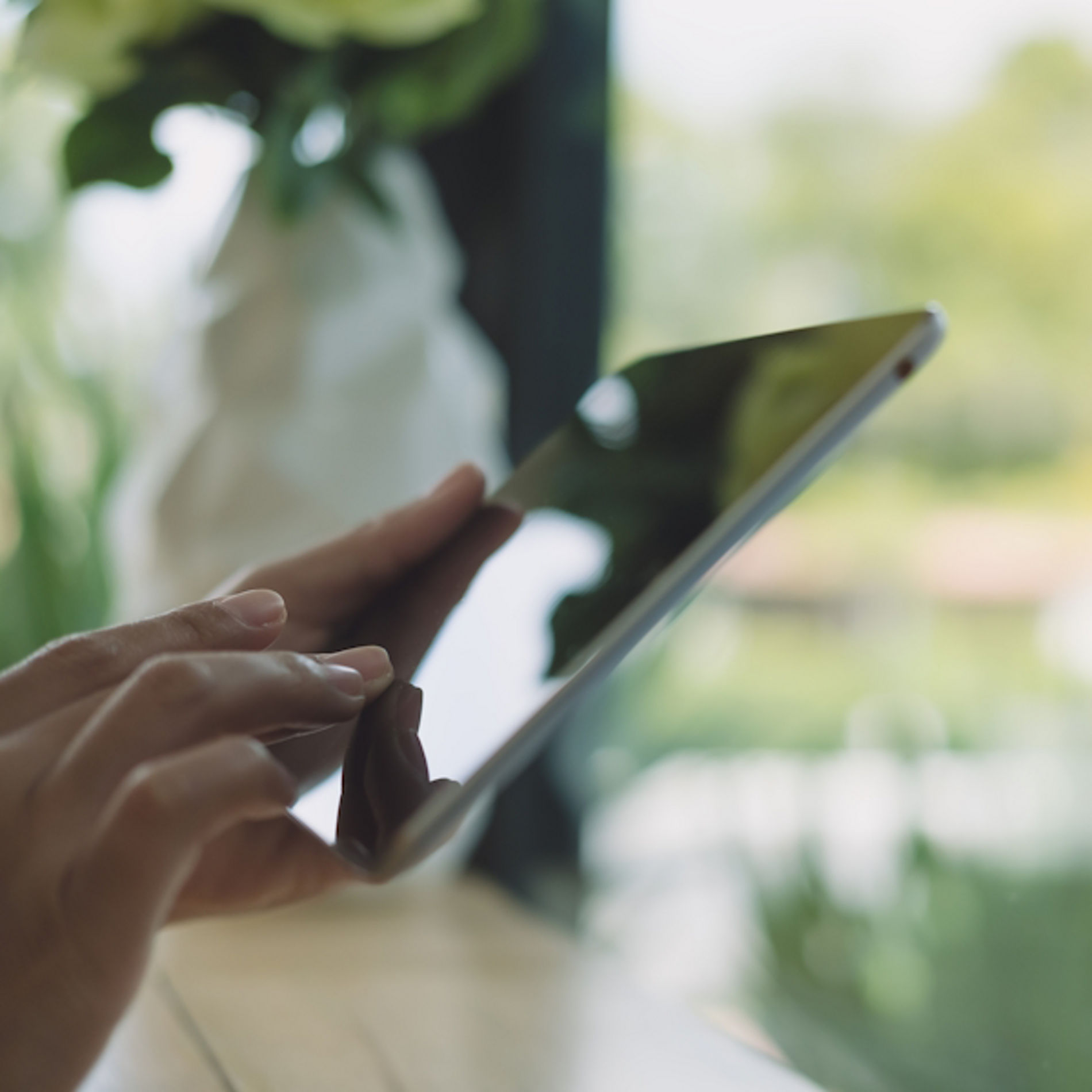 Handy wird in Hand gehalten, verwischter Hintergrund