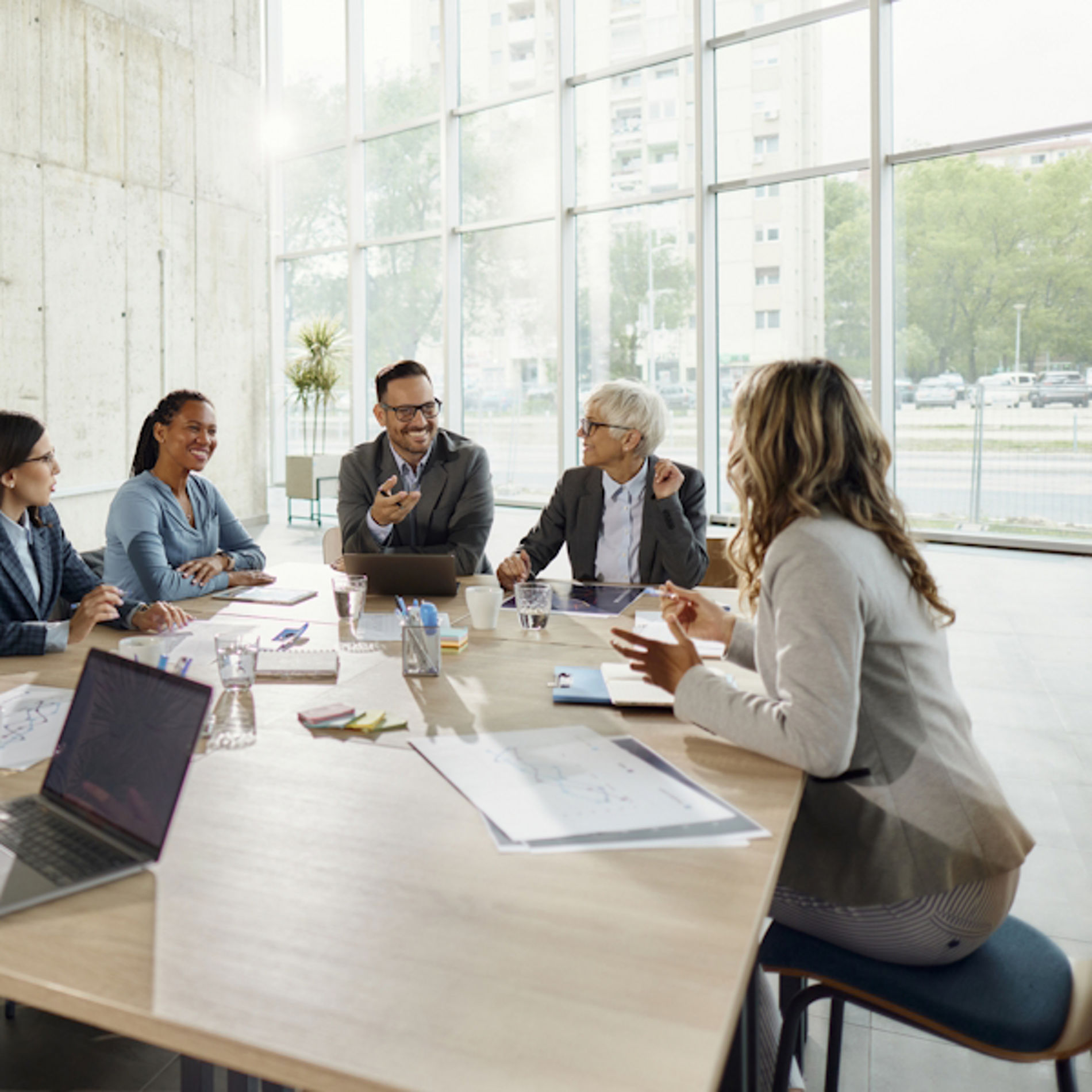 Menschen am Besprechungstisch
