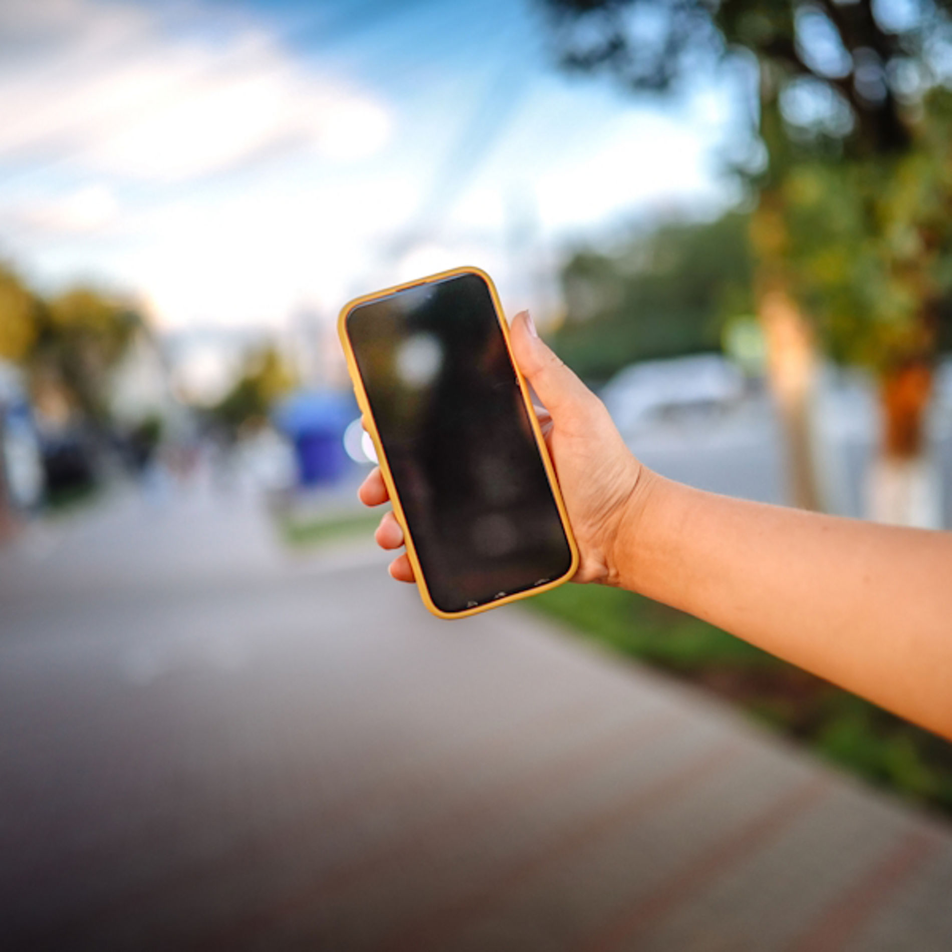 Handy wird in Luft gehalten