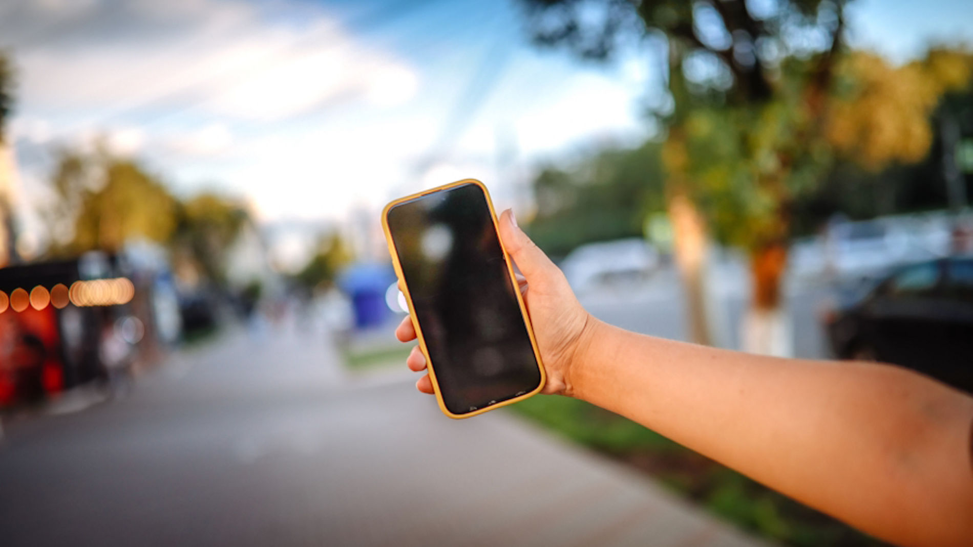 Handy wird nach oben gehalten