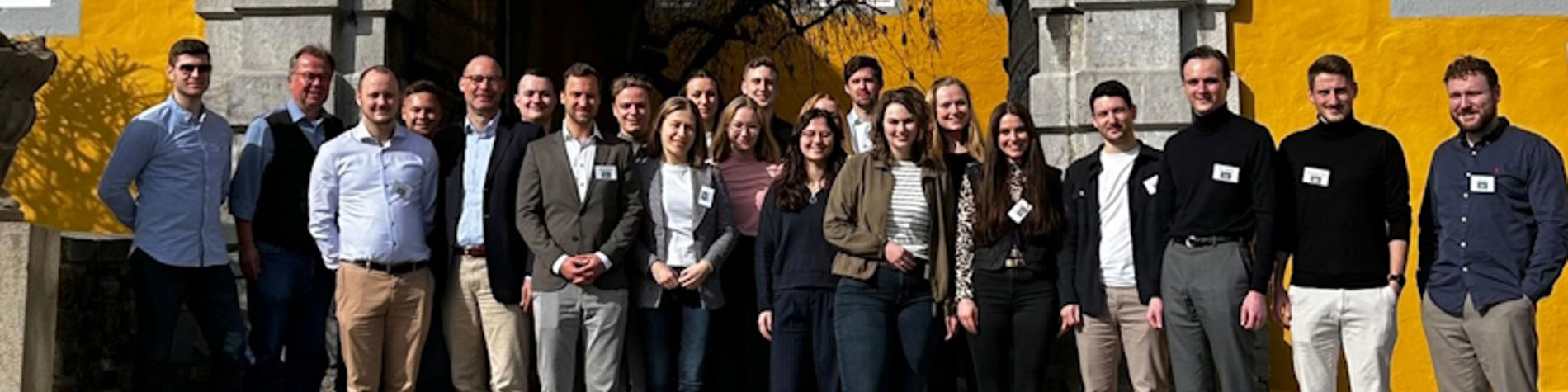 Teilnehmer*innen des Alumni-Camp vor Schloss Montabaur