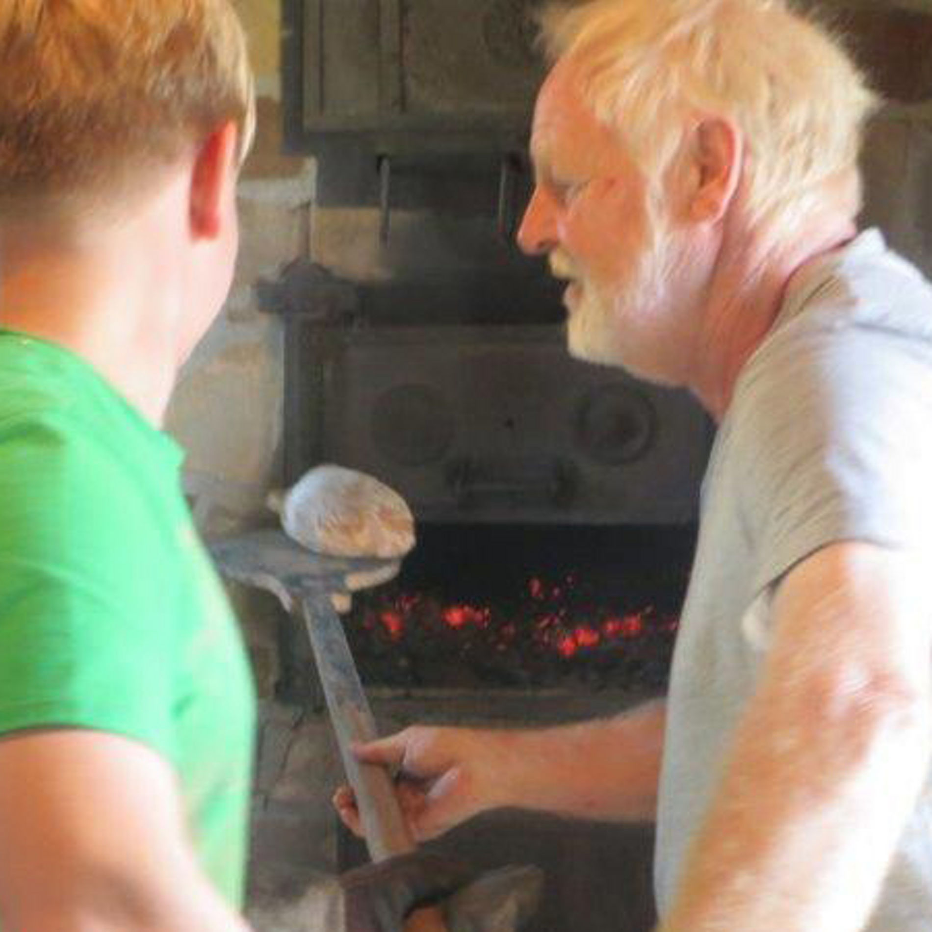 Schülergruppe beim Backen 