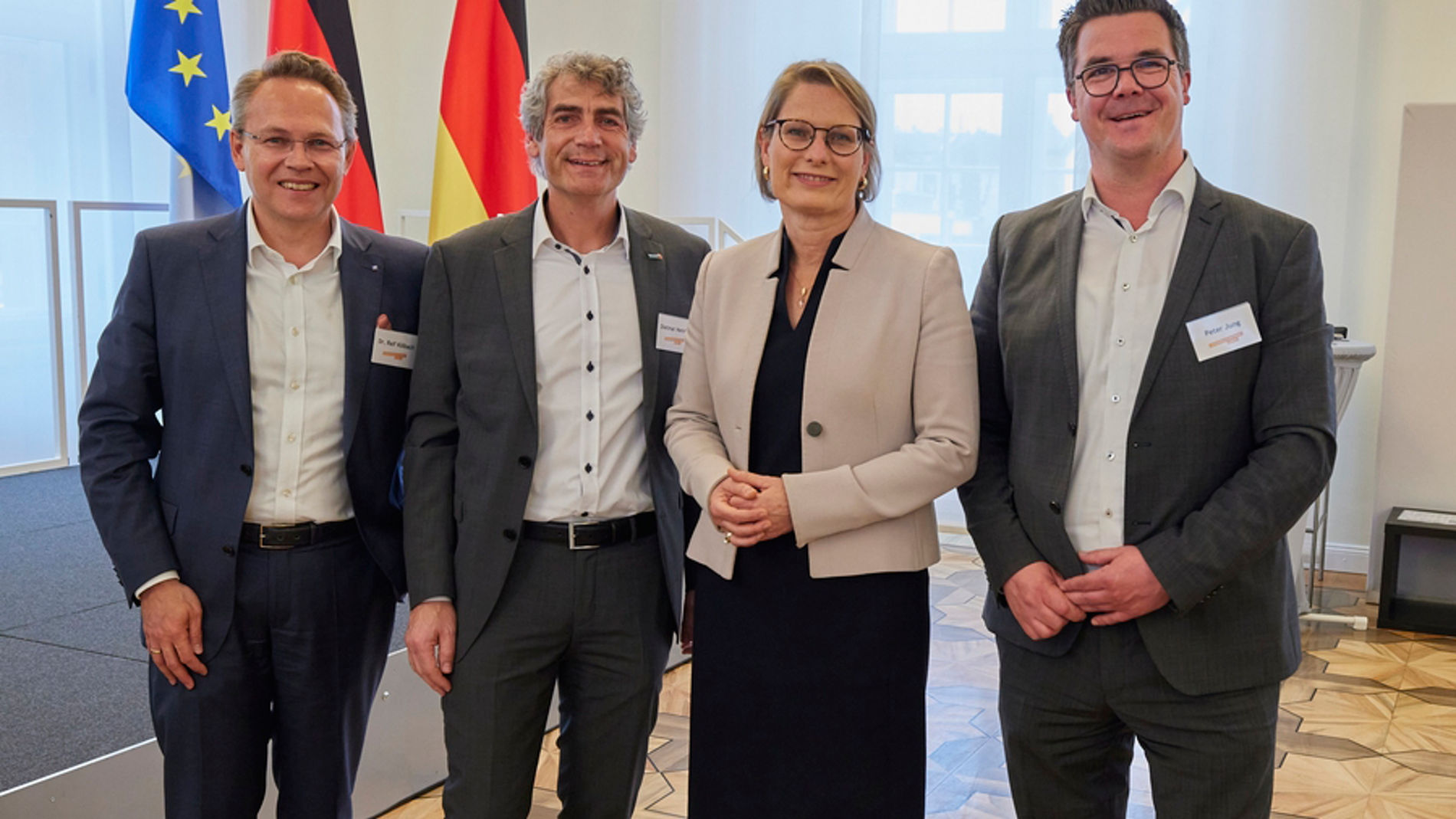 Treffpunkt Kommunale Familie (v.l.n.re.) - Dr. Ralf Kölbach, Dietmar Henrich (Verbandsbürger-meister Hamm / Sieg), Ministerin Dr. Stefanie Hubig + Peter Jung (Bürgermeister Neuwied)