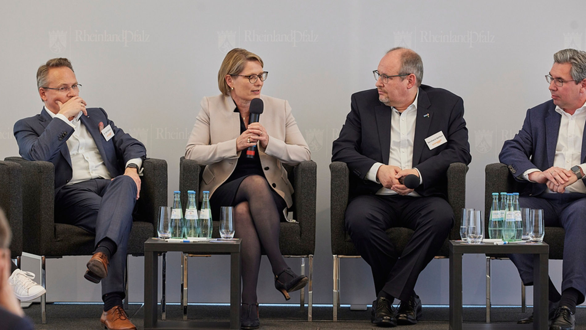 Teilnehmer*innen einer Podiumsdiskussion