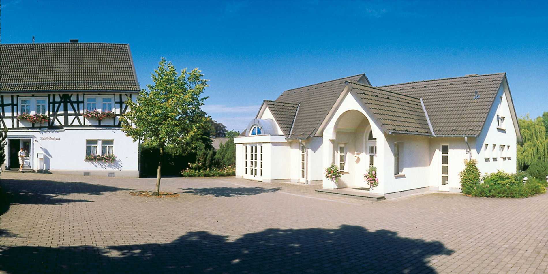 Raiffeisen-Begegnungs-Zentrum mit Seminarhaus und Bürgermeisterhaus