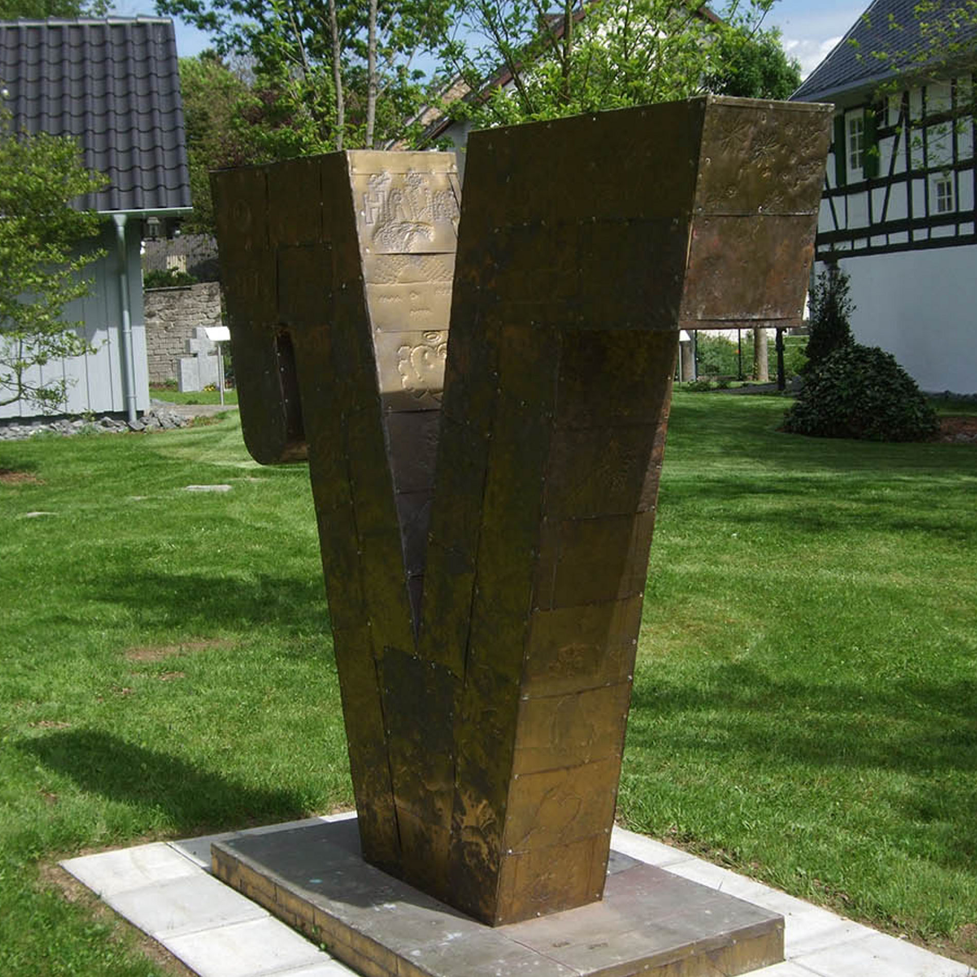 Raiffeisenzeichen im Garten