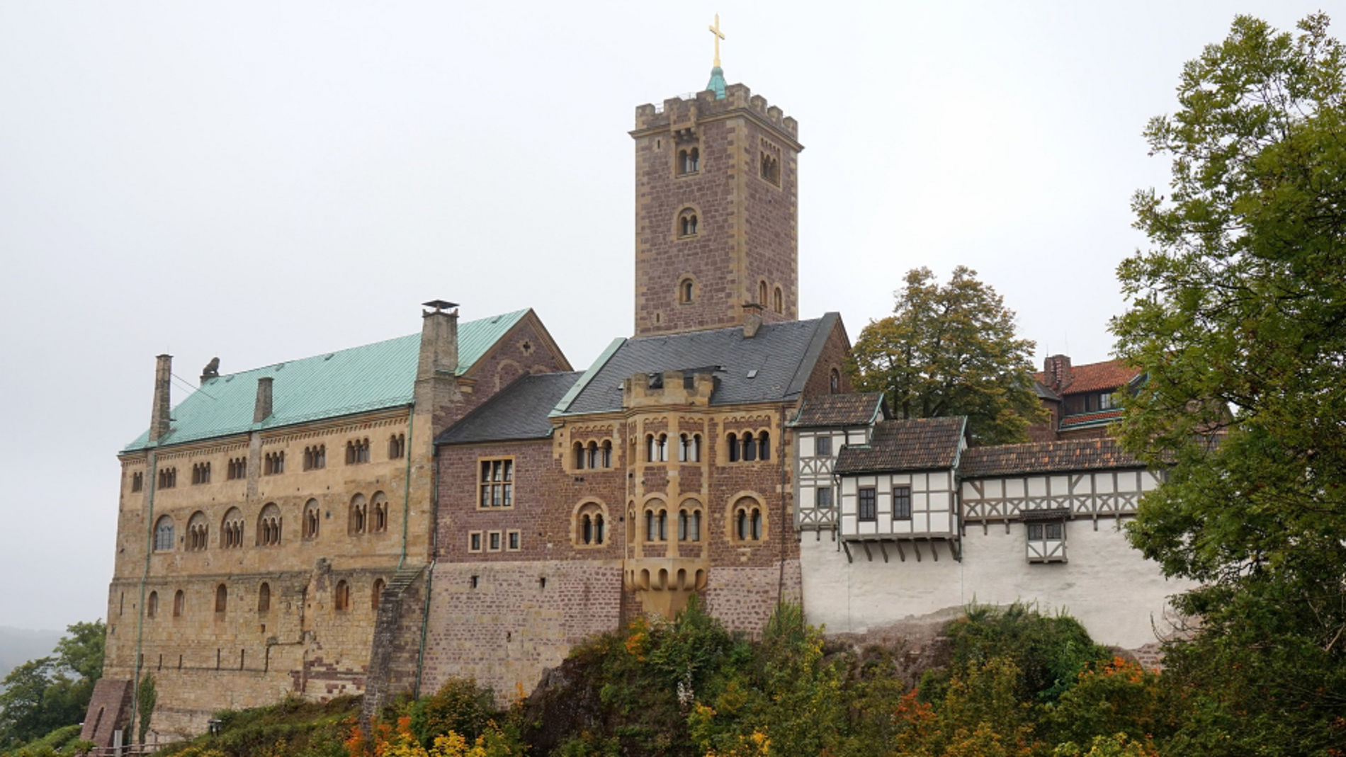 Das Bild stellt die Wartburg dar, eine berühmte Burg in Thüringen.