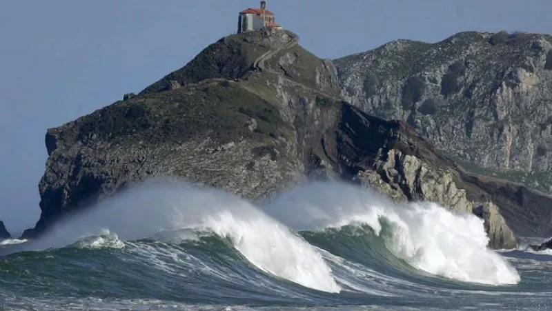 Olatuak Gaztelugatxen. Argazkia: EFE