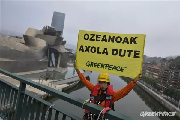 Activistas de Greenpeace, en el puente de LaSalve. Foto: Greenpeace