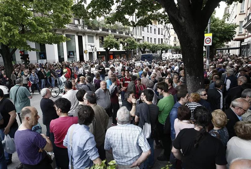 Una concentración en la sede de UPN, en Pamplona/Iruña, para exigir que ETB se vea Navarra. EiTB
