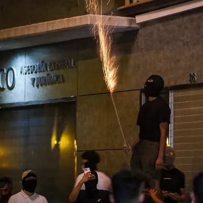 TORRE PACHECO (MURCIA), 14/07/2025.- Jóvenes reunidos por la noche en el barrio de San Antonio en Torre Pacheco, Murcia, donde desde hace tres días nueve personas han sido detenidas por los disturbios nocturnos. EFE/ Pablo Miranzo
