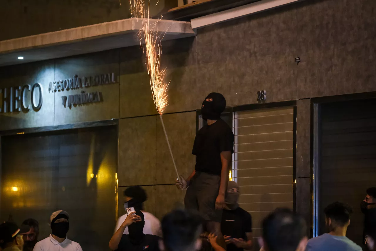 TORRE PACHECO (MURCIA), 14/07/2025.- Jóvenes reunidos por la noche en el barrio de San Antonio en Torre Pacheco, Murcia, donde desde hace tres días nueve personas han sido detenidas por los disturbios nocturnos. EFE/ Pablo Miranzo
