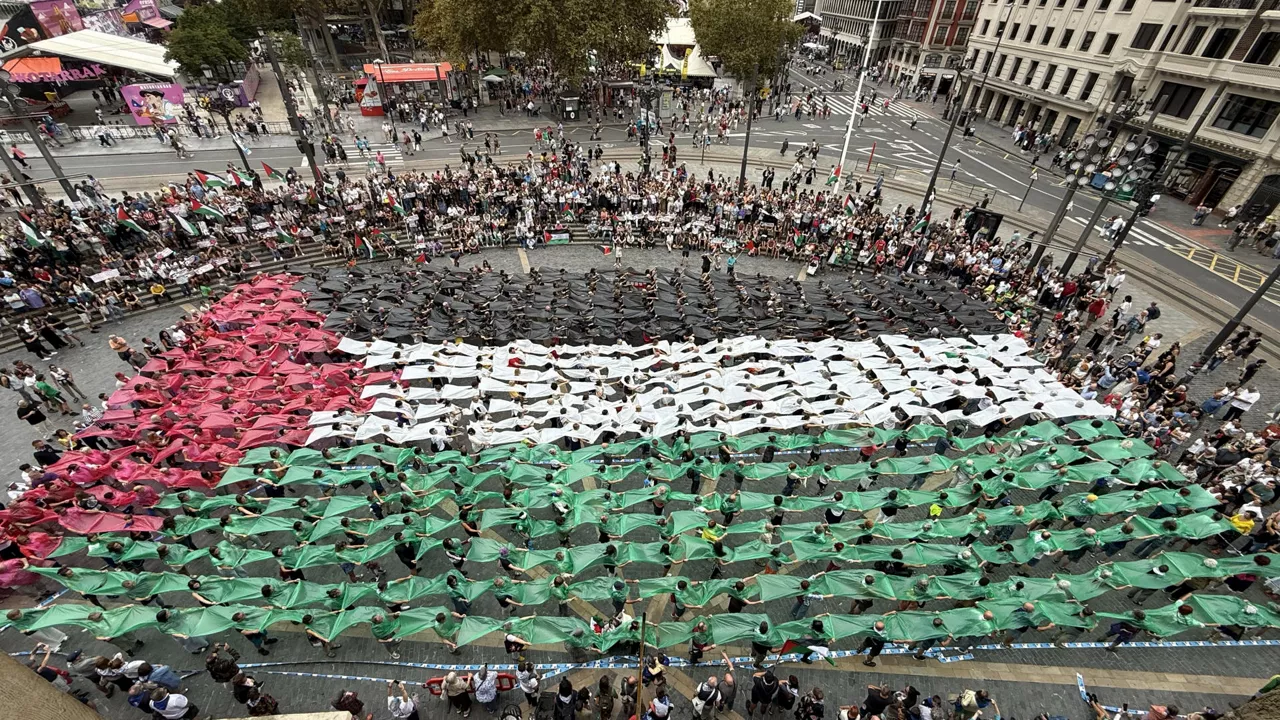 BILBAO, 19/08/2025.- Bilboko Konpartsak ha organizado este martes, en el marco de la Aste Nagusia 2025, un mosaico gigante a favor de Palestina. EFE/ Miguel Toña
